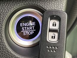 【Hondaスマートキー】カバンやポケットに入れたままでもドアの施錠・解錠が可能なスマートキーを装備。エンジンのオン・オフ時もカギを取り出す必要が無いからとっても便利です♪