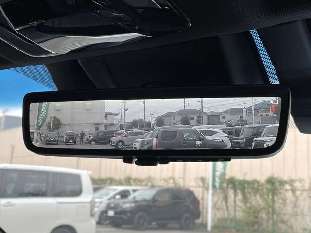 ◆【デジタルインナーミラー】車両後方カメラの映像をルームミラーに映すことが出来ます。 そのため、後席に人や荷物があって後方が見えづらい場合でもしっかり視界を確保することが出来ます。