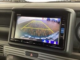 リバースギアに入れるだけで後方の表示へ切り替わります。夜間や雨の日の駐車も楽になりますよ。