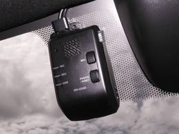 ◆ドライブレコーダー◆映像・音声などを記録する自動車用の装置です。　もしもの事故の際の記録はもちろん、旅行の際の思い出としてドライブの映像を楽しむことができます。