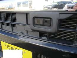 スマートアシストのカメラです。衝突軽減ブレーキ付きです。アクセル踏み間違い防止装置付きです。