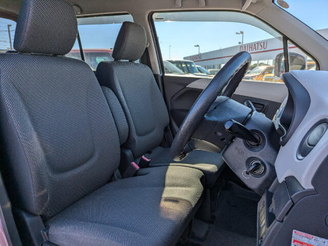 「当社のこだわり」入庫後のお車は選任スタッフによる細部清掃を実施しております。足回り、エンジンルーム、室内、室外を隅々まで綺麗にしております。展示車はキレイです。全国配送も可能ですのでご相談下さい！