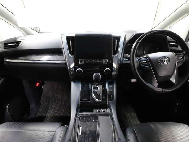 上質で落ち着いた印象のインパネ。視界も広々で運転しやすいです。