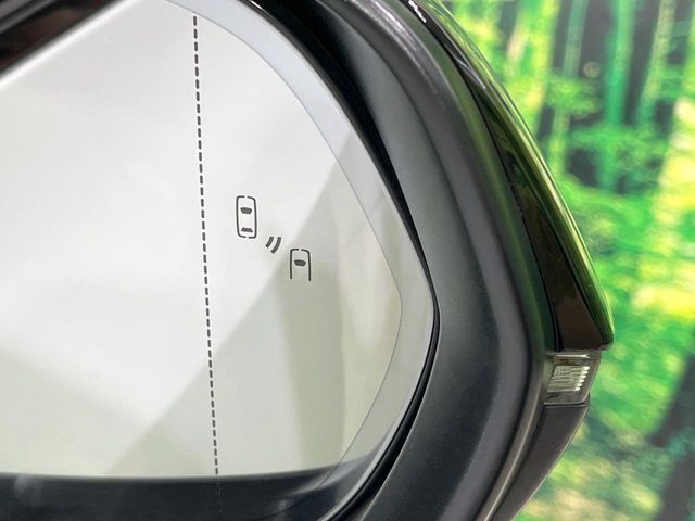 【ブラインドスポットモニター】走行中、ドアミラーの死角になりやすい箇所に後続車が接近するとサイドミラーのレンズに警告を表示！ドライバーに注意喚起をしてくれます。