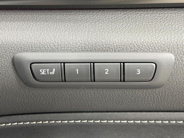 【メモリー機能付きパワーシート】ドライバーごとに設定したシート位置を記憶して、ボタン一つで切り替えできる便利な機能！運転する方が複数名いらっしゃるご家庭におすすめです♪