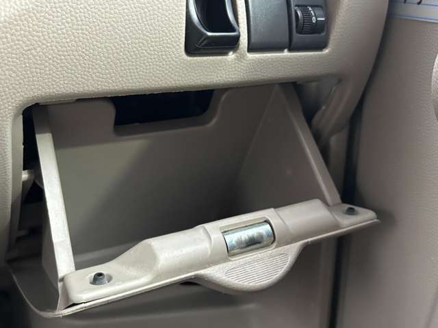 運転席の手元には丁度の良い収納ポケットがございます。小銭やポイントカードをいれるのにぴったり！