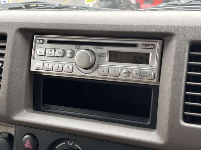 CD/FM/AMが楽しめるオーディオが装備されております。オーディオ下のスペースにはCDや小物を収納することも可能です。