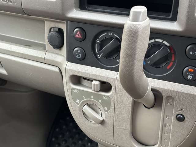 必ず使用するシフトレバーは中古車購入の際にはしっかりと確認したいポイントの一つです。インパネのシフトレバーは足元にもゆとりが生まれますし操作性もばっちりです。
