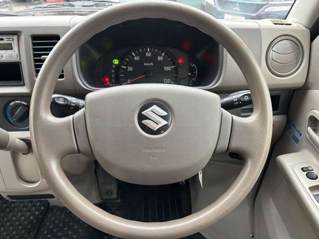 運転の際にはハンドルのグリップ感も大切です。購入の際に自分好みのカバーに付け替えるのも楽しみの一つですよね。