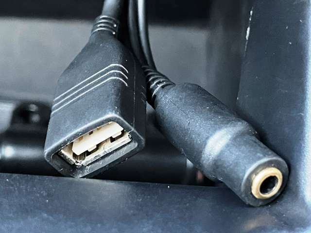 USBポートを装備！変換器が無くても直接スマホを接続・充電できるのはとっても便利です！