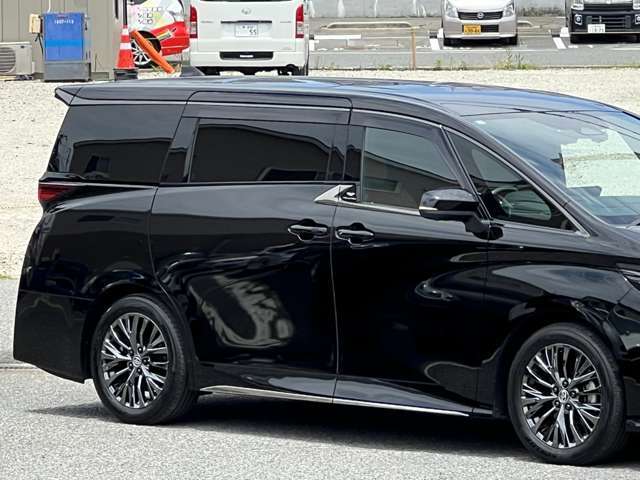 ブラックエクステリアカラー！サンセットブラウンインテリアカラー！全長499cm！全幅185cm！全高194cm！乗車定員7名！