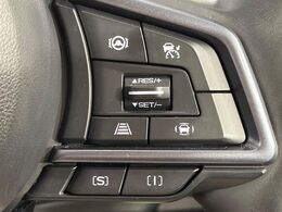 【全車速追従機能付クルーズコントロール】高速道路での長距離走行が楽に！！自動で速度を保つクルーズコントロールが、衝突軽減システムと連携し、前方の車両を感知して車間を保つように速度調節してくれます！！