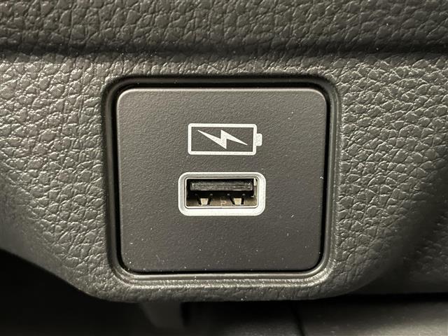 【USB端子】USB接続もついていますので携帯などの電子機器の充電にも使えて便利です♪
