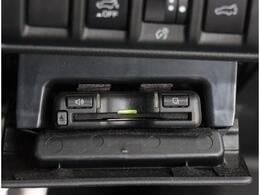 ETC2.0が装備され、運転席 右側にビルトインカバーで装着されております！高速道路利用時の自動精算と、渋滞情報を取得し、ナビゲーションと連動！！ 状況をお知らせしたり、迂回路の提案等も行います！