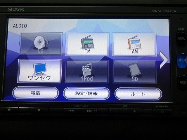 ホンダ純正ナビなのでダッシュボードにスッキリと収まっています。土地勘の無い所でも道に迷わず安心ですね！。AVも色々視聴でるのでドライブも楽しくなりますよ！