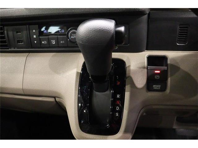 ステアリングホイールからスムーズに持ちかえられるインパネシフトを採用。