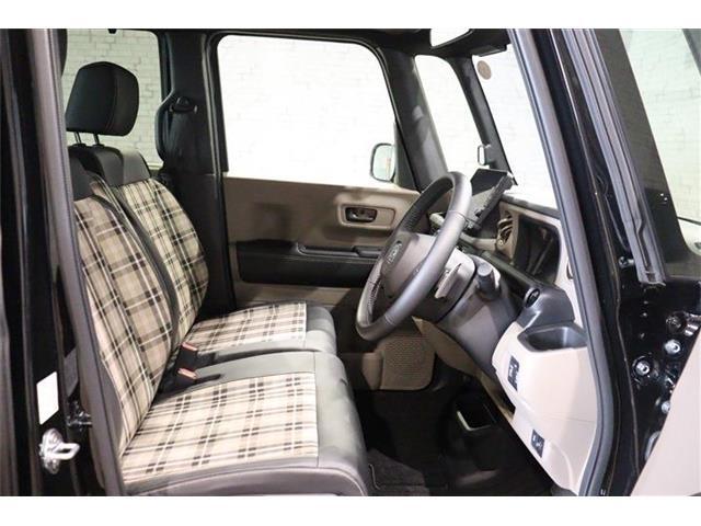 良好な視界とスムーズな乗り降りを実現した運転席。運転席はアイポイントを高くし視界良好です。体格に合わせてシートの位置をきめ細かく調節できるので、いつでも最適な運転姿勢をキープ。操作も軽く、ラクラクです