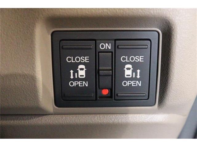 両側スライドなのでドアをぶつける心配がなく乗り降りもラクですよ～♪