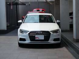 ■アウディプレセンスフロント■約10km/h ～ 250km/hでクルマを検知。前走車に接近し過ぎた場合ドライバーに警告を発し、状況に応じて自動的にフルブレーキを作動させ、衝突を軽減、または衝突回避を行います。