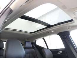 屋根一面まるごととも言える特大サイズのチルトアップ機構付電動パノラマ・ガラス・サンルーフ。晴天時はもちろん、雨天・曇天時にもブラインドを開けることで常に開放的な車内空間を実現させてくれます。