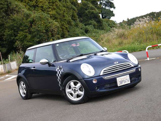 このチェックメイトというグレードは専用色のスペースブルーをベースにチェックメイト専用のロゴも入っているんです！しかもスポーティー向けのグレードなのでスポーツサスなんかも入っているんです(^^)