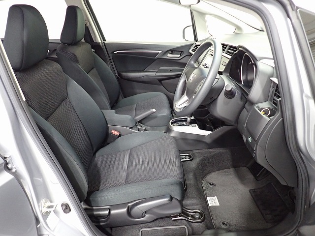 フロントは広々セパレートシート、運転席は、高さを調整できるハイトアジャスター付きです。