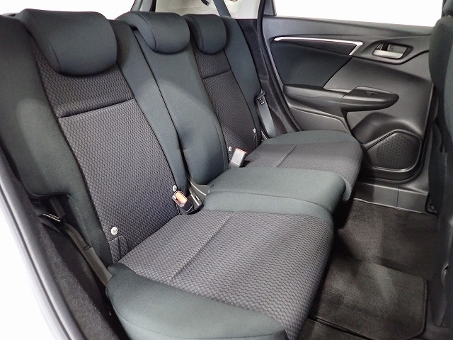 広々リアシートは左右、別々に倒すことができるので使い方に合わせてシートアレンジができます。