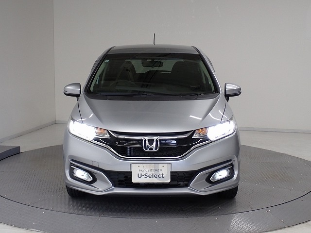 LEDヘッドライト、HIDより明るく省電力のヘッドライトが装着されています。また点灯忘れも防止できるオートライトコントロール機能もついているので、夜間のドライブもより安全に楽しめますよ