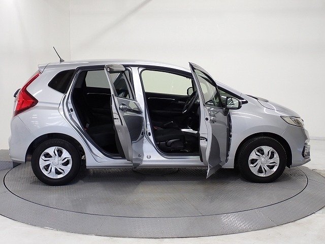 Honda独自のセンタータンクレイアウト、低床設計で床が低くドアも大きく開きますので、女性やお子様、ご年配の方にも一段と乗り降りがしやすくなっています。