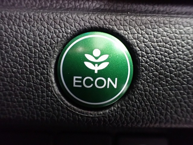 エンジン、エアコンなどを制御し低燃費な『ECONモード』に、また走りを楽しみたいとき、空調など快適性を重視したいときにはスイッチOFFで通常モードに切り替えができます！