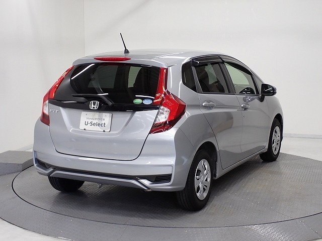 プライバシーガラスが装備されています。外を見るときには気にならずに、後方車両からは車内が見えにくい設計です、周りを気にせず、快適に運転できますよ。