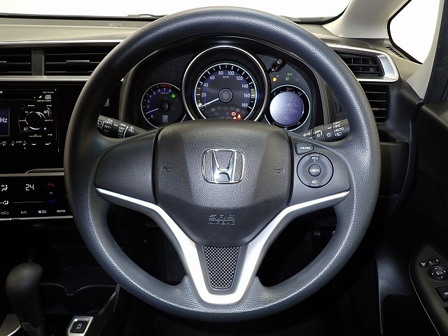 ハンドル右側にはオートクルーズコントロールのスイッチを装備！オートクルーズコントロールは長距離運転や高速道路の運転では大活躍です！