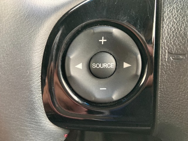 運転しながら手元でオーディオ操作ができます！ハンドルから手、目を放すことなく運転も安心です！