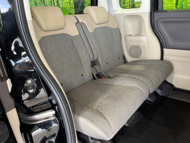 後部座席も気になるようなキズ・汚れやへたり等、大きなダメージはなく、良好な状態です。