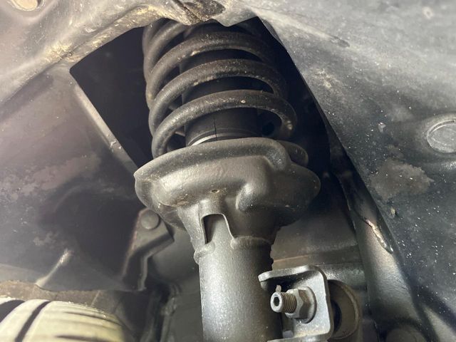 お車を安心してお乗りいただく為には、足回りの定期点検が欠かせません。サービスサポート（有償保証）では無料点検もご提供しており、安心のカーライフをお過ごしいただけるサポート体制が整っています。