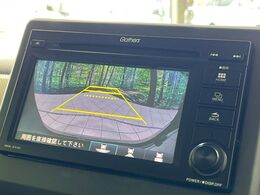 【バックカメラ】駐車時に後方がリアルタイム映像で確認できます。大型商業施設や立体駐車場での駐車時や、夜間のバック時に大活躍！運転スキルに関わらず、今や必須となった装備のひとつです！