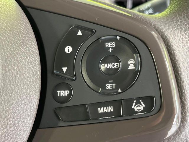 【アダプティブクルーズコントロール】高速道路での長距離走行が楽に！！自動で速度を保つクルーズコントロールが、衝突軽減システムと連携し、前方の車両を感知して車間を保つように速度調節してくれます！！