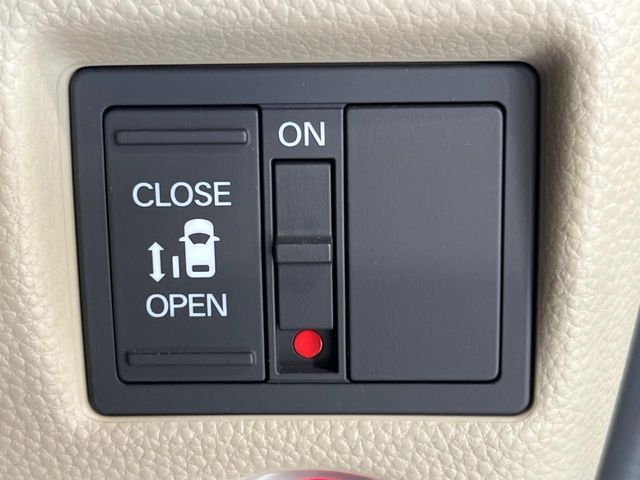 【パワースライドドア】スマートキーや運転席のスイッチでスライドドアの開閉が可能♪電動だから力を入れてドアを開ける必要が無く、小さいお子様でも、重い荷物を持っている時もラクに開け閉めできます♪