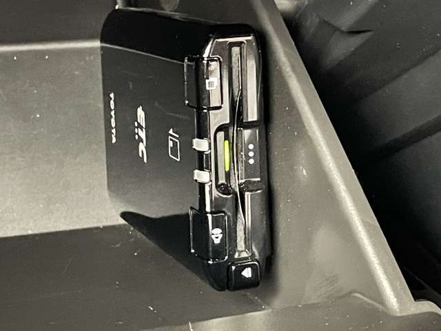 【ETC】有料道路を利用する際に料金所で停止することなく通過できる、ETC車載器（ノンストップ自動料金収受システム機器）が装備されています。セットアップを行うことで利用可能になります。