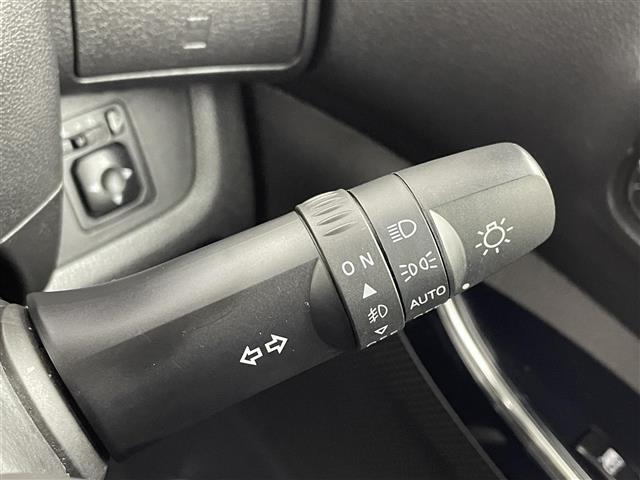 【オートライト（AUTO）】外の明るさをシステムが感知して、自動でヘッドライトが点灯します！ヘッドライトをつけ忘れを防ぐ便利機能です。