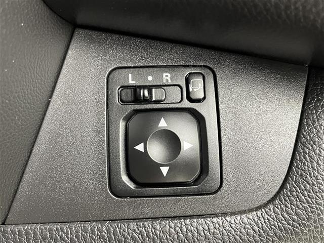 【電動格納ミラー】運転席のスイッチで、ドアミラーの開閉や角度の調整ができます。