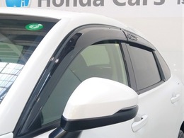 車内の空気の入れ替えだけでなく、雨天時の雨の入り込みや紫外線防止にも役立つドアバイザー装着済みです。