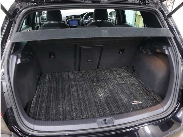 豊かなパッケージングはゴルフの得意分野。荷室の容量は、5名乗車で380リッター。フロアの高さは2段階に調節可能で、後席バックレストを倒せば、最大1270リッターにまで拡大可能。オプションのラゲッジマット付き。