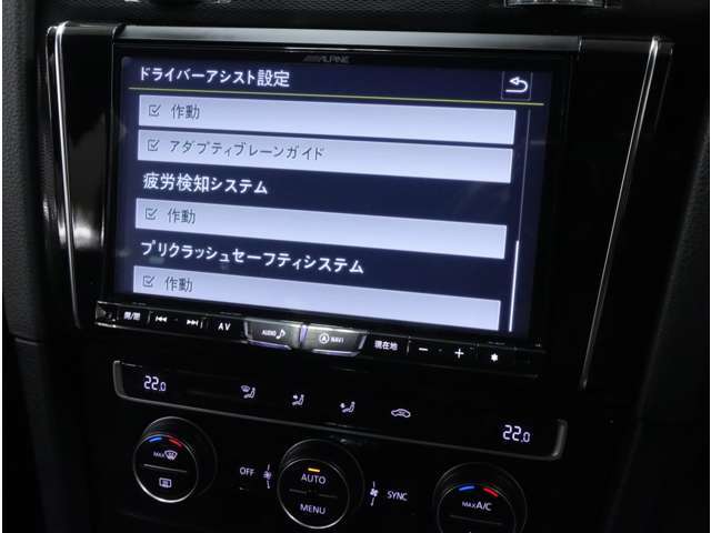 走行中にカメラで車線を認識し、車線を逸脱しそうなときに警報を発したり、自動でステアリング補正を行う「アダプティブ・レーンガイド」も搭載されています。