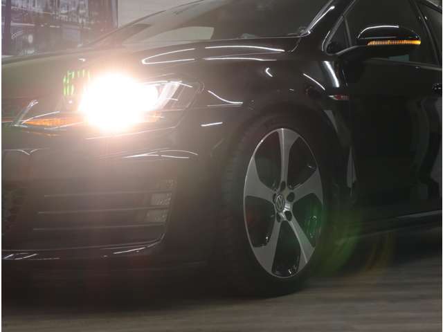 LEDポジションランプ付バイキセノンヘッドライトはオートハイトコントロールと、ウインカーやステアリングに連動して内側ランプを点灯し、進行方向を照射するダイナミックコーナリング機能も標準装備しています。