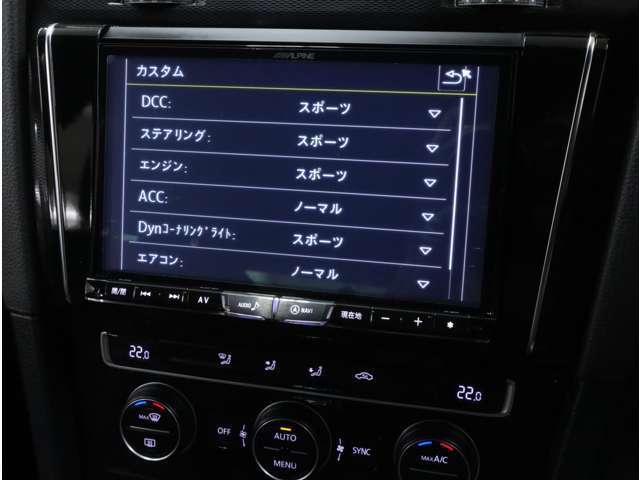 ダンパーの減衰力や電動パワステの特性を手元スイッチでコントロール可能な「DCC」。走行状況に合わせて連続的に減衰力特性を変化させ、ドライバーの意思に応える自在な走りを提供します。