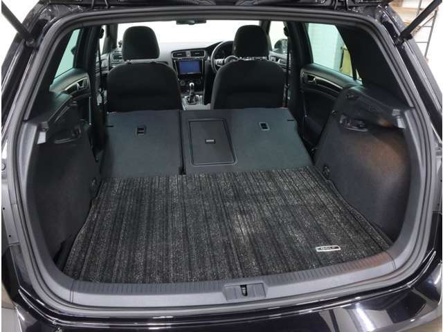 豊かなパッケージングはゴルフの得意分野。荷室の容量は、5名乗車で380リッター。フロアの高さは2段階に調節可能で、後席バックレストを倒せば、最大1270リッターにまで拡大可能。オプションのラゲッジマット付き。