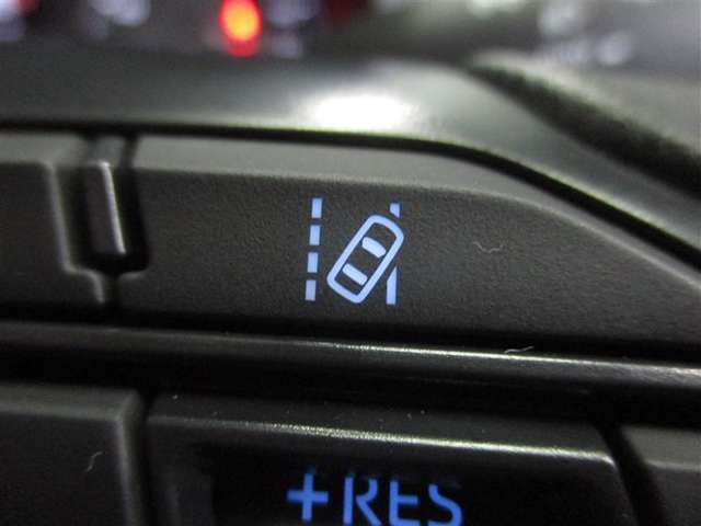 レーンディパーチャーアラートとは車線または走路からの逸脱の可能性を警告すると共に、車線または走路からの逸脱を避けるためのハンドル操作の一部を支援する機能です。詳細は販売店スタッフまでおたずねください。