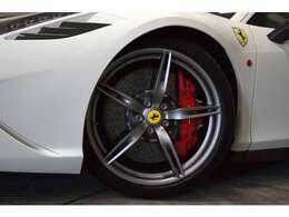 20インチ鍛造ホイール。ブレーキにはカーボンセラミックブレーキが装備。