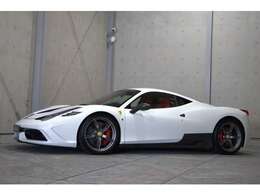 登場から10年近く経った今、その価値が再度見直されている1台です。458のスペシャルモデルにしか出せないパフォーマンス。ボンネットからリアにかけ、オプションとなるレーシングストライプが装備されておます。